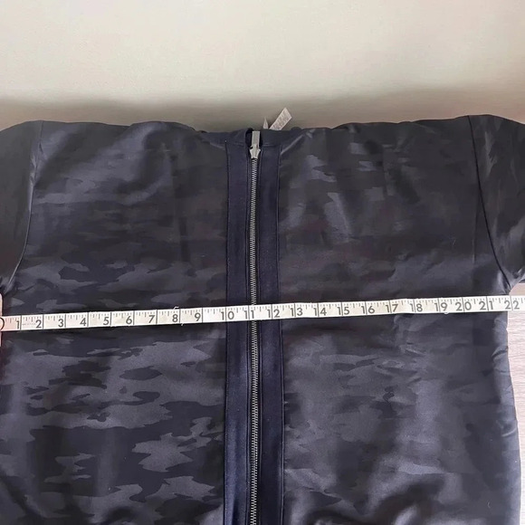 New Balance Determination Reversible Jacket Size Medium - Picture 13 of 14